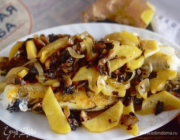 На теплую рыбу выложить овощи и сразу подать к столу.