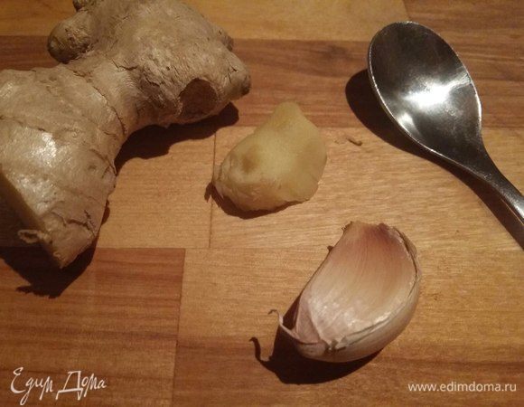 Для маринада взять кусочек имбиря, очистить от шкурки ложкой. Мелко нарезать имбирь и чеснок. Кто не любит запах имбиря, то можно прекрасно обойтись и без него.