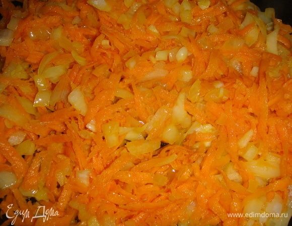 Лук нарезать кубиками, морковь натереть на крупной терке, чеснок мелко нарезать. Овощи обжарить на сливочном масле.