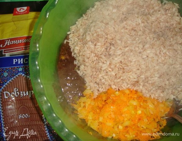 К печени выложить рис, обжаренные овощи, посолить и поперчить по вкусу. Все тщательно перемешать.