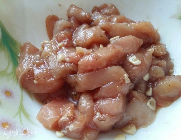 Соединить в небольшой посуде имбирь, чеснок, соевый соус, оливковое масло, лимонный сок. Добавить мясо, перемешать. Накрыть и поставить в холодильник на 15 минут. За это время мясо пропитается маринадом и приобретет вкус и аромат.