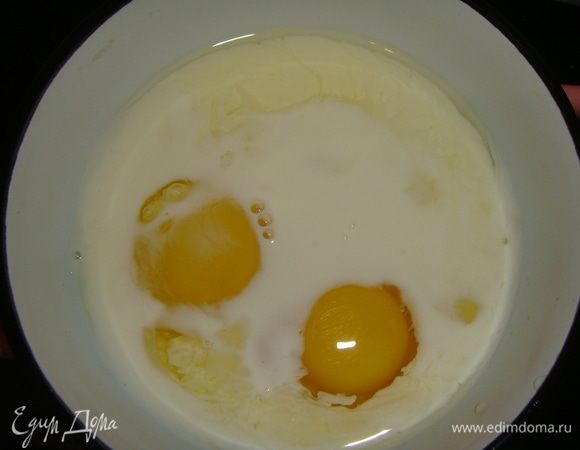 Молоко взбить с яйцом, добавить к рису с печенью и овощами, перемешать.