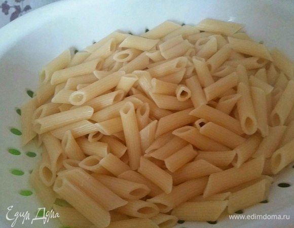 Пока маринуется мясо, необходимо отварить пенне. Для этого вскипятить воду, посолить, засыпать пенне и отварить в течение 10 минут. Откинуть на дуршлаг.