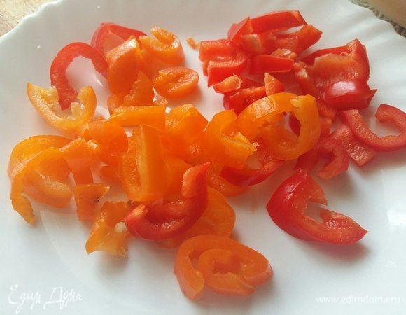 Перец нарезать, можно взять любого цвета, какой будет в наличии.