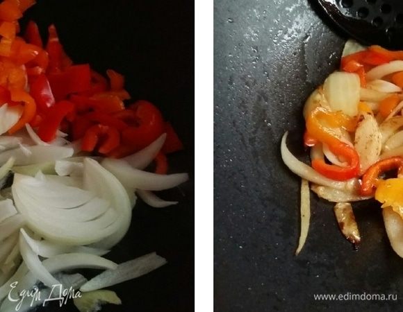 Лук нарезать перышками. Обжарить в сковороде лук и перец в течение 3 минут, пока овощи не станут мягче и не начнут обжариваться.