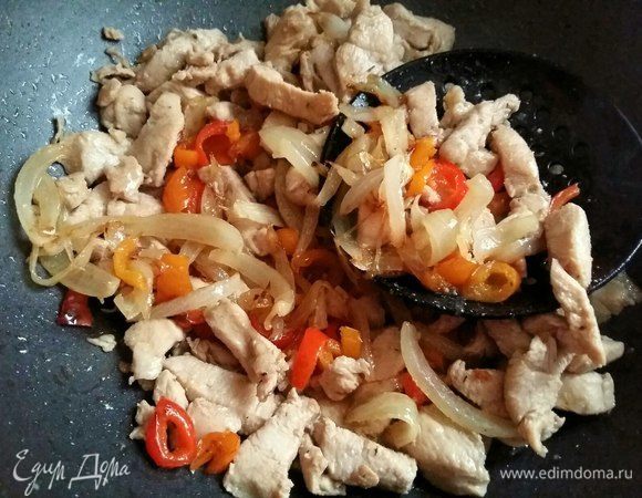 Вернуть к мясу обжаренные овощи, перемешать.