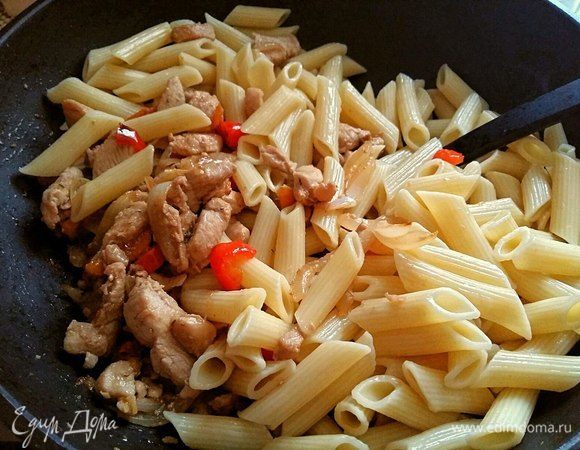 Добавить пенне, перемешать и прогреть на сковороде в течение 1 минуты.