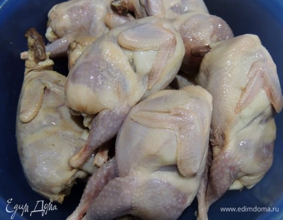 Подготавливаем тушки перепелов.