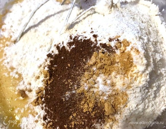 Добавить просеянную муку и специи. 