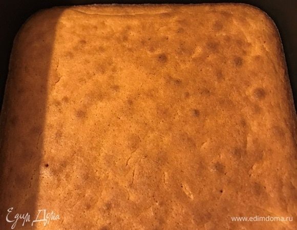 Выпекать 12–15 минут до золотистого цвета. Готовность проверять при помощи деревянной шпажки. Не пересушить! Готовый корж полностью остудить.