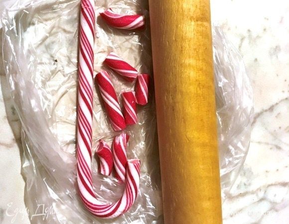 Для украшения можно взять любую кулинарную посыпку. Либо приготовить самим из карамельной тросточки.