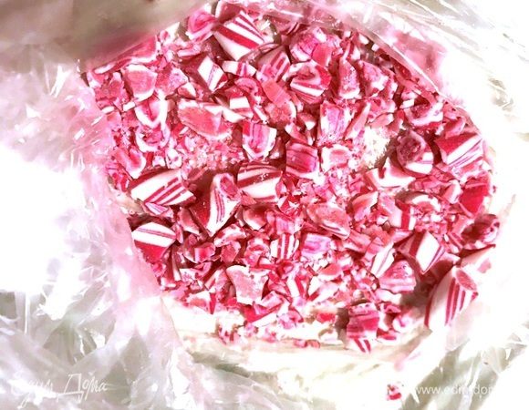 Трость положить в пакет и измельчить при помощи скалки.