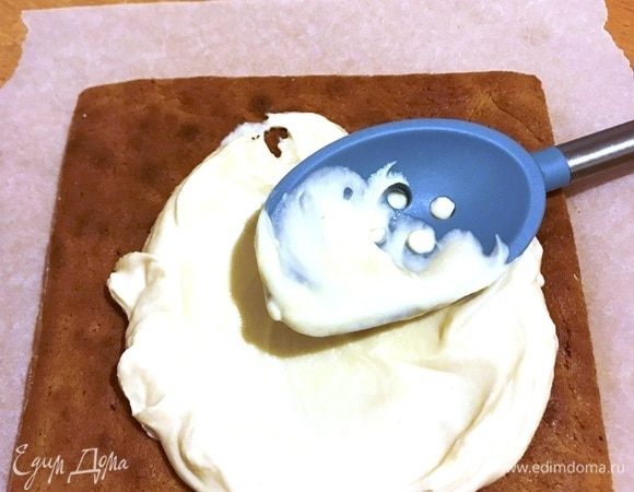 Для крема соединить творожный сыр Hochland с сахарной пудрой и слегка взбить. Готовый крем нанести на остывший корж. Охладить в холодильнике в течение 1 часа.
