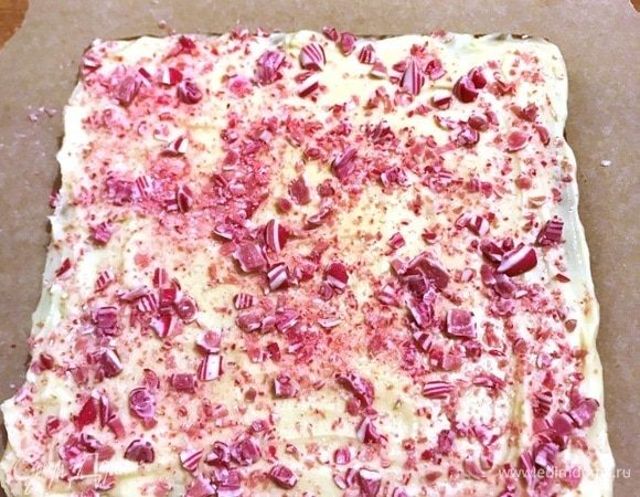 Посыпать карамелью.