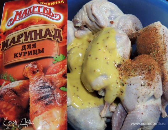 Для маринования берем готовый маринад ТМ «МахеевЪ» и добавляем любимые специи для мяса. Перемешиваем и оставляем мариноваться на 1 час.