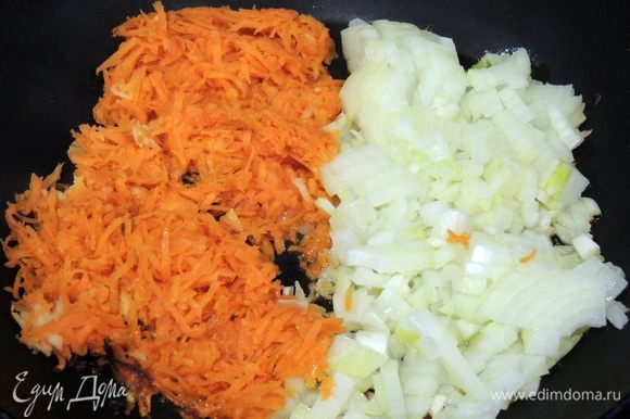 Трем на терку 1 небольшую морковь и режем 1 небольшую луковицу. Обжариваем на растительном масле.