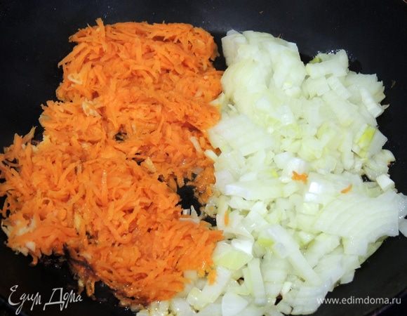 Трем на терку 1 небольшую морковь и режем 1 небольшую луковицу. Обжариваем на растительном масле.