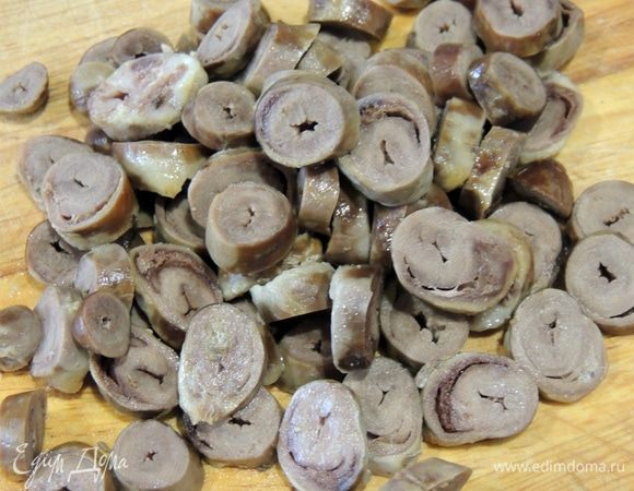 Отвариваем сердечки в подсоленной воде до готовности. Остужаем и нарезаем колечками.