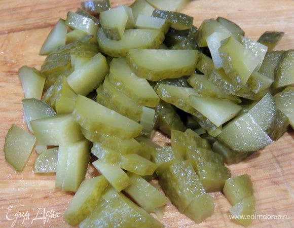 Огурцы режем.