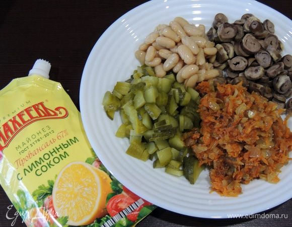 Соединяем сердечки с огурцами и морковью с луком, добавляем фасоль.