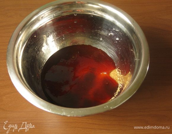 Соединяем патоку и сахар.