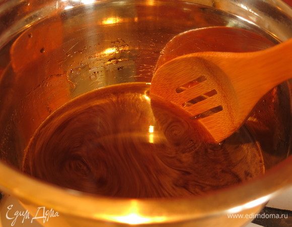 Ставим варить, помешивая, не давая бурно кипеть до цвета темного янтаря.