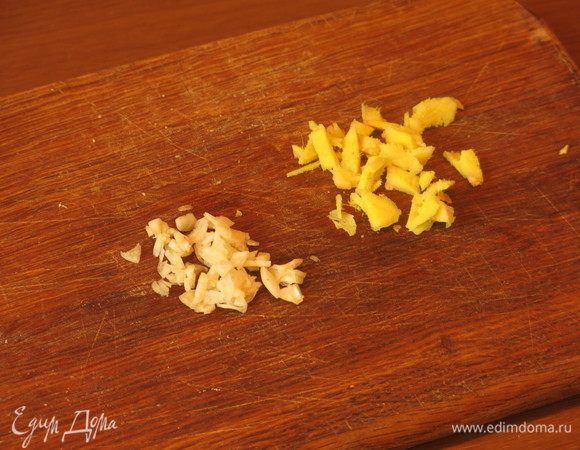 Пока готовится соус, нарезаем имбирь и чеснок.