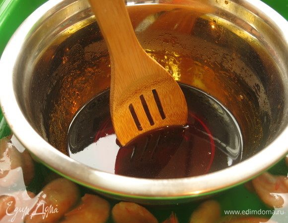 Готовим миску с холодной водой и льдом (вместо льда у меня креветки неразмороженные)) ). Ставим миску с горячим подсластителем в емкость с холодной водой для замедления процесса. Аккуратно, чтобы вода не попала в сироп.