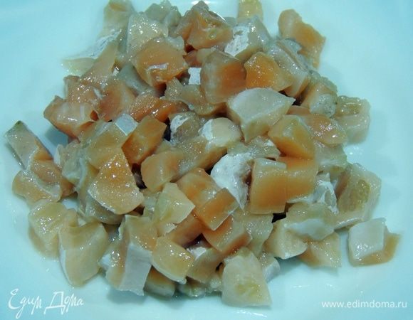 Рыбу нарезаем кубиками.
