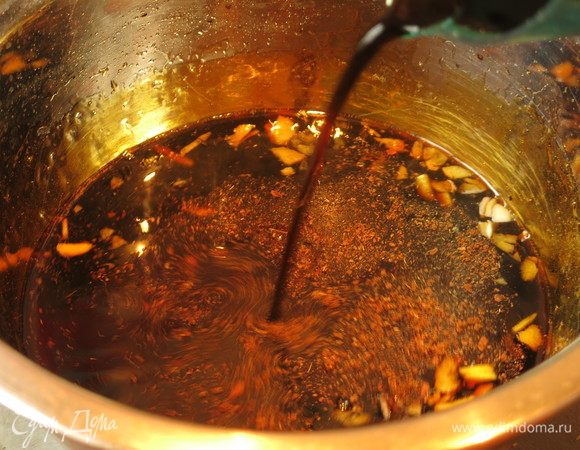 Наливаем аккуратно соевый соус.