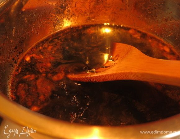 Увариваем соус: доводим до кипения, помешиваем и уменьшаем огонь, варим до состояния густого соуса. У меня варился 35 минут. В некоторых рецептах советуют уваривать до состояния патоки, а потом разбавлять чистой водой. 