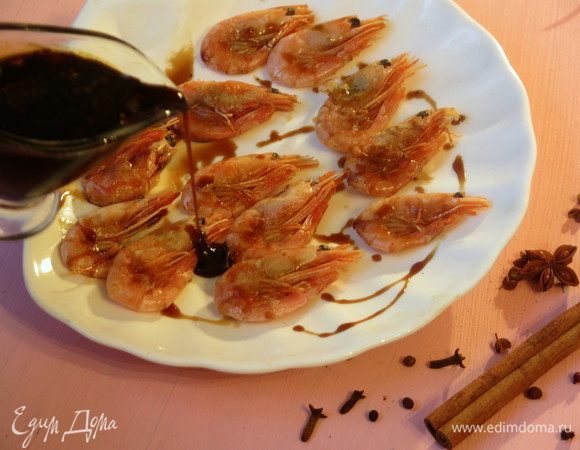 С таким соусом никаких специй к креветкам добавлять не надо, все очень ярко, сочно, необычно сладко. На праздники немного простудилась, и приготовление этого соуса —
 своеобразная оздоровительная процедура — и согрелась, и взбодрилась, и, надеюсь, «выгнала» простуду. Так что берите на вооружение такой необычный и полезный соус. Приятного!