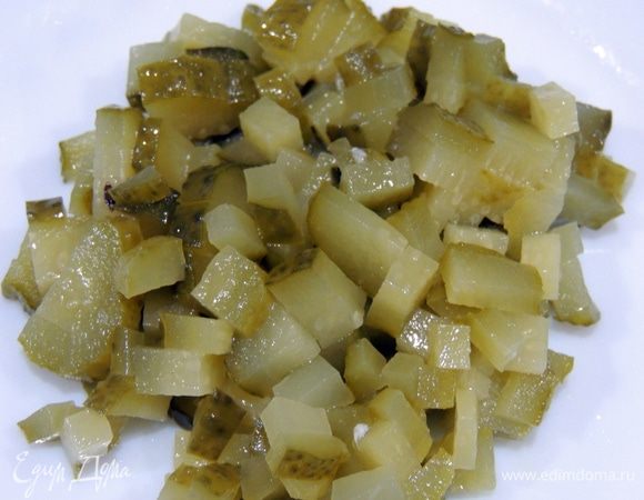 Огурец режем кубиками.