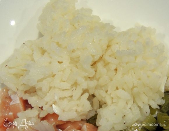 Отвариваем рис в подсоленной воде.