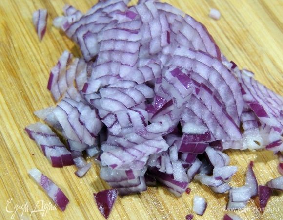 Лук мелко режем.