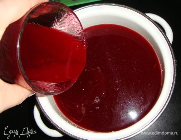 Отвар процедить. Влить отжатый клюквенный сок, яблочный сок, добавить мед или сахар и перемешать до растворения меда.