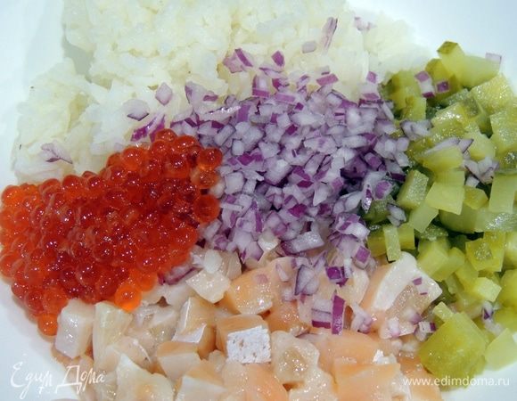 Соединяем все, добавляем икру.