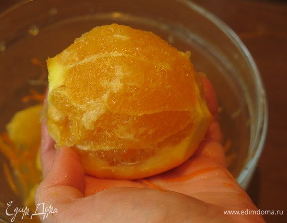 Срезаем кожуру вместе с белой частью. Если кожура апельсина снята аккуратно, например, для кандирования, то снять белую часть с плода труднее, но все выполнимо.