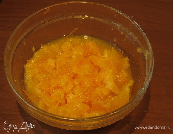 Мякоть отделяем от перепонок. Сок, который выделяется при этом, сохраняем.