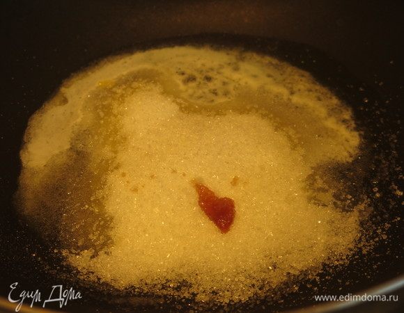 На сковороде разогреваем сливочное масло (1 столовую ложку), сахар (по столовой ложке на апельсин, всего 4) и ванильный экстракт (1/4 чайной ложки).