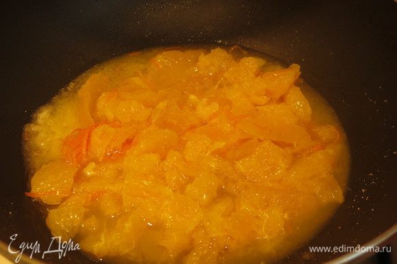 Выкладываем мякоть апельсинов с цедрой и соком в сковородку.