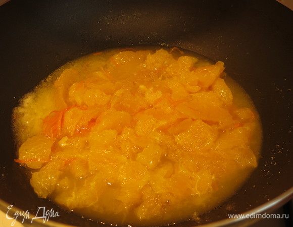 Выкладываем мякоть апельсинов с цедрой и соком в сковородку.