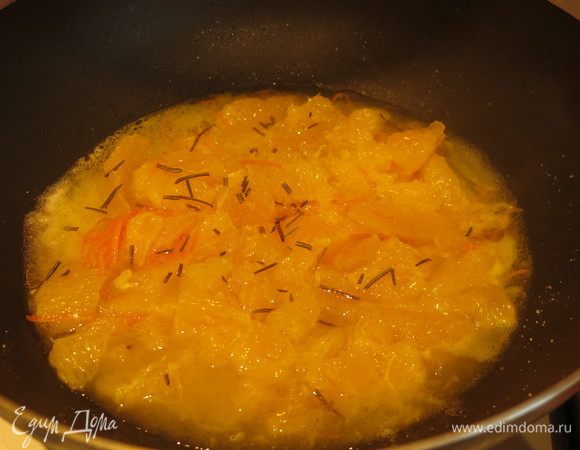 Растираем листики розмарина. 