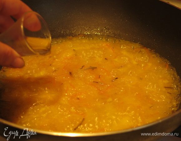 Наливаем ложку водки.