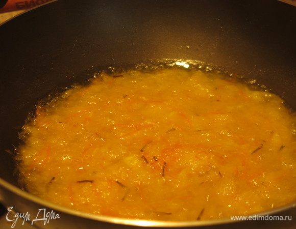 Выпариваем еще минуту.