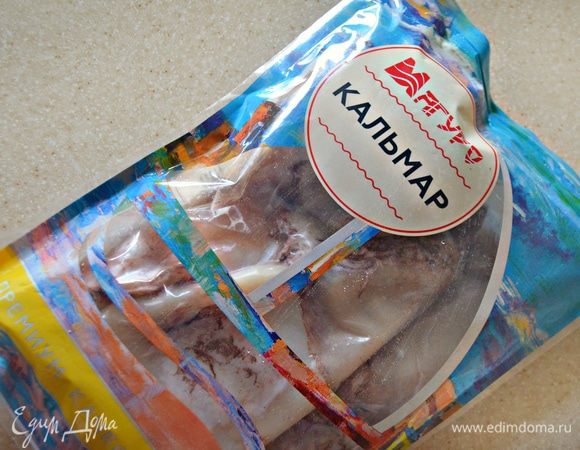 Кальмары ТМ «Магуро» разморозить на нижней полке холодильника.