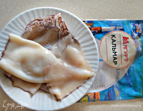 Очистить кальмары, удалив кожу и хитиновые пластины, а также сделать с внутренней стороны глубокие, прорезая почти до конца, косые надрезы в виде сетки.