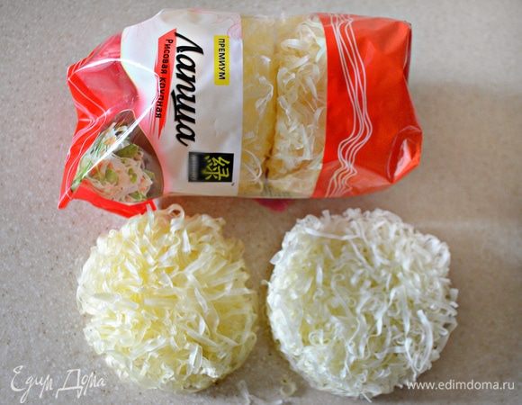 Рисовую лапшу отварить в подсоленной воде до готовности.