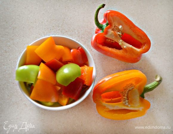 Болгарский перец, освободив от семян и перегородок, нарезать небольшими кусочкам. Чеснок нарезать тонкими ломтиками, имбирь очистить и мелко порубить.