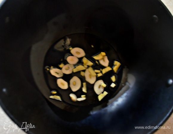 В сковороде-вок обжарить на раскаленном растительном + кунжутном масле чеснок.